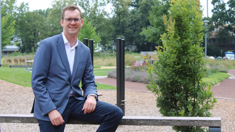 Matthias Kalkreuter ist seit 2019 B&uuml;rgermeister und m&ouml;chte es auch f&uuml;r die kommenden f&uuml;nf Jahre bleiben. An seinem Lieblingsort in der Stadt, dem B&uuml;rgerpark an der Eichenallee, verbinden sich f&uuml;r ihn Vergangenheit und Gegenwart. - &copy; Lorraine Brinkmann