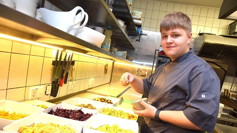 Cedrik Krieg (16) hat der Beruf des Kochs bereits w&auml;hrend eines Praktikums gut gefallen. Jetzt steht er in der K&uuml;che des Gasthofes "Zur Post." - &copy; Karin Prignitz