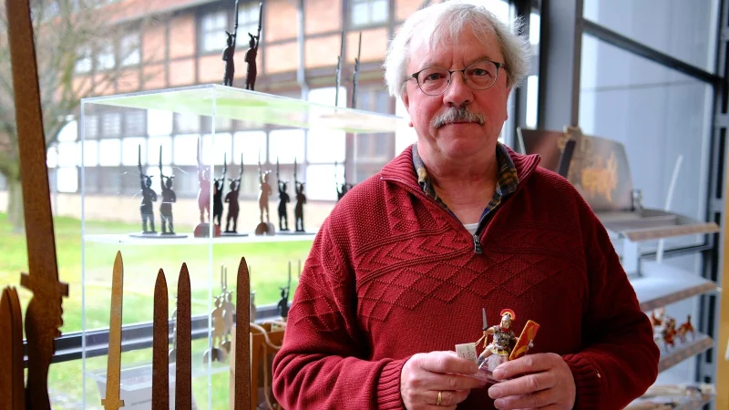 Archäologe und Römer-Experte Dr. Stephan Berke ist noch bis April am Lippischen Landesmuseum in Detmold. Er hat dort die laufende Sonderausstellung kuratiert. - © Sven Koch