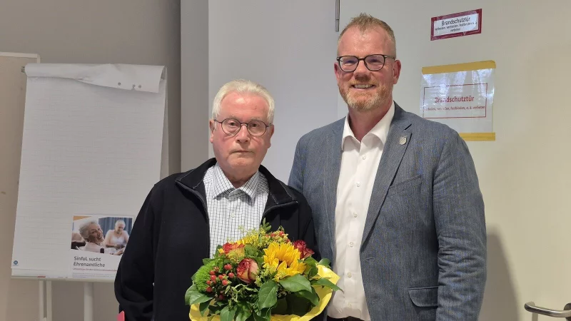 B&uuml;rgermeister Friso Veldink &uuml;bergab stellvertretend f&uuml;r Rat und Verwaltung die Abschiedsgeschenke. - &copy; Lorraine Brinkmann