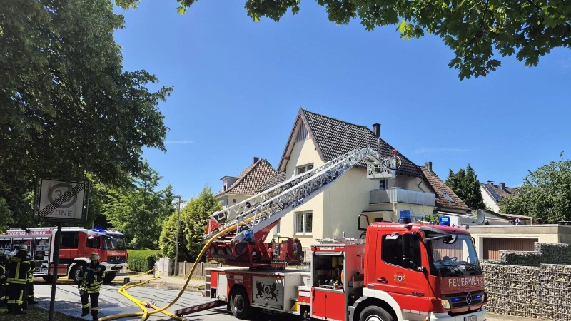 Die Feuerwehr r&uuml;ckte zu einem Einsatz im Wei&szlig;en Weg aus. - &copy; Feuerwehr Lemgo