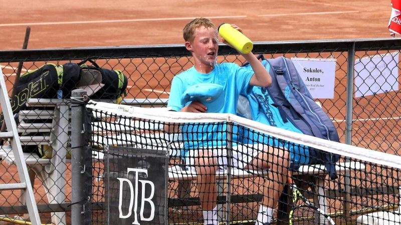 Wasser ist in den Pausen wichtig gewesen: Hier g&ouml;nnt sich Anton Sokolov vom TC Bochum im U12-Finale eine Erfrischung. - &copy; Oliver K&ouml;nig
