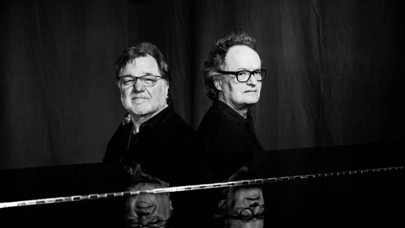 Klaus Lage (links) singt Lieder aus vier Jahrzehnten musikalischen Schaffens, nur begleitet von seinem Pianisten Bo Heart - ein besonderes Konzerterlebnis. - &copy; Bildrechte: Hypertension-Music