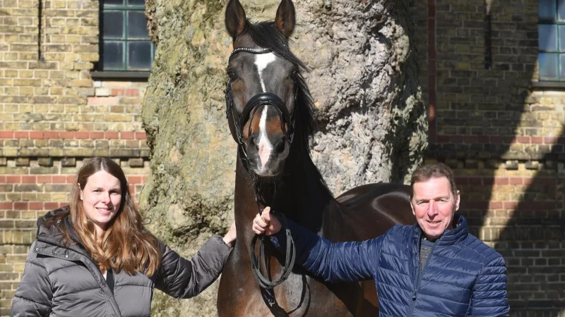 Der Westfale f&uuml;hlt sich schon sehr zu Hause: Joelin Tito und ihr Vater Friedhelm Tito mit Hengst "Cordynox". - &copy; Georg Frerich