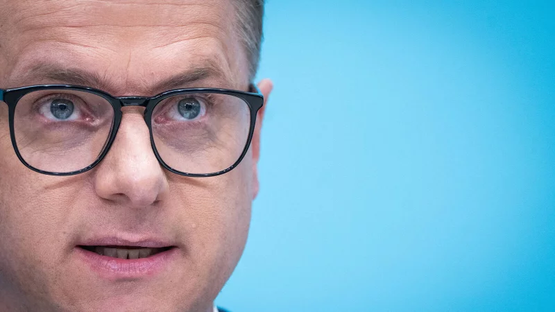 CDU-Generalsekretär Carsten Linnemann nimmt bei einem Auftritt in OWL Kanzler Merz für jüngste Aussagen in Schutz. - © imago/Chris Emil Janßen