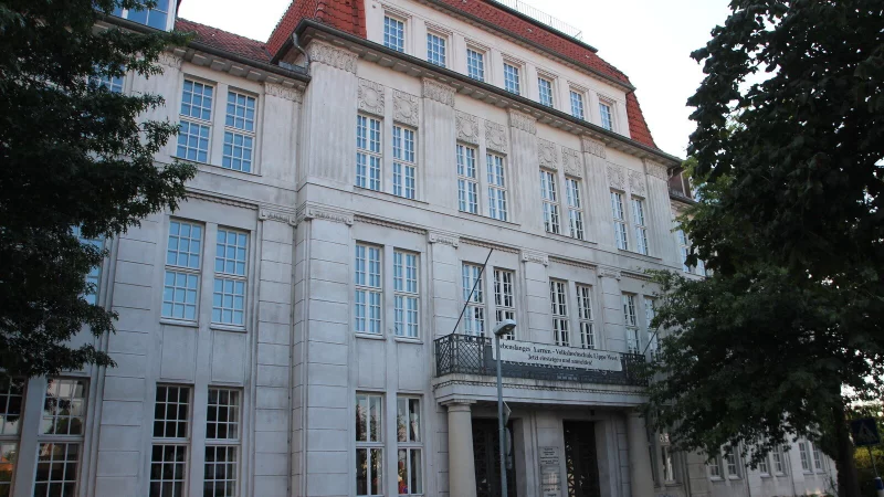 Die Fassade des Technikums an der Langen Straße hat sich in den vergangenen 100 Jahren seit Eröffnung kaum verändert. - © Archivfoto: Patrick Bockwinkel