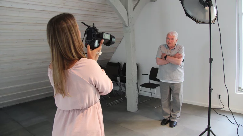 Nadine Marga-Fahrenkamp fotografiert Ernst Sprick im Lemgoer Smart-Wood-Center f&uuml;r die Krebs-Ausstellung. - &copy; Archivfoto: Nadine Uphoff
