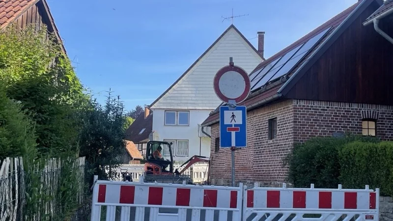 Schon wieder wird in Brakelsiek die Straße aufgerissen: Mit einigem Unverständnis hat die Dorfbevölkerung darauf reagiert. Denn viele Brakelsieker warten immer noch auf ihren Glasfaseranschluss und zwar schon ziemlich lange. - © Silke Buhrmester
