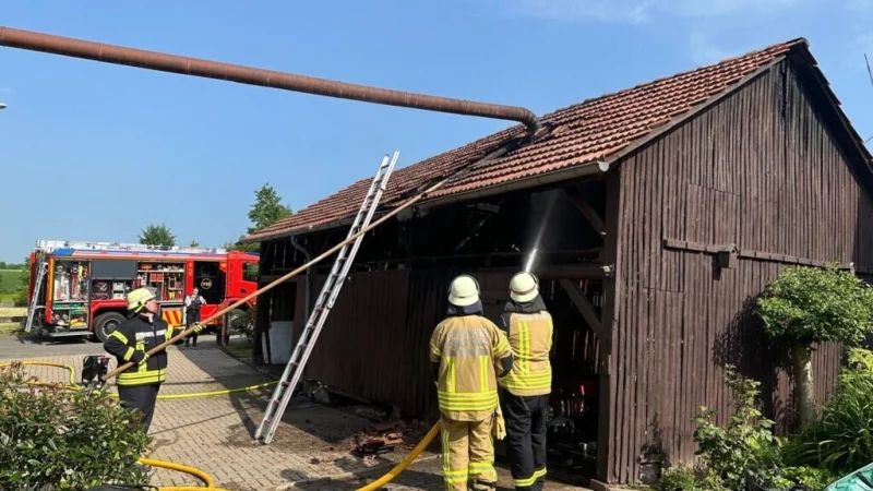 Dieser Schuppen in Spork hat Feuer gefangen. - © Freiwillige Feuerwehr Dörentrup