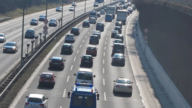 Stau auf dem Ostwestfalendamm in Bielefeld. - © Kurt Ehmke