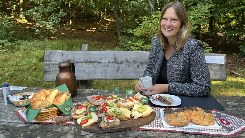 Dr. Marika Thiersch hat sich f&uuml;r das Kandidaten-Interview mit der LZ den Hiddeser Wald im Bereich des Alten Stausees ausgesucht &ndash; und dort ein komplettes Fr&uuml;hst&uuml;ck aufgetischt. - &copy; Jana Beckmann