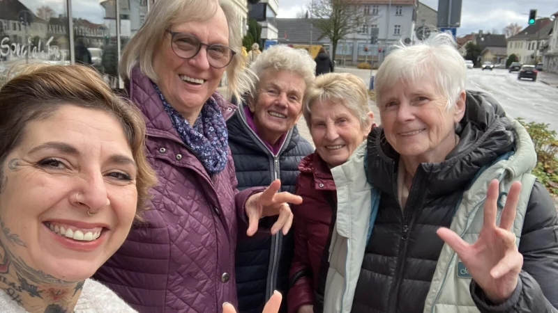 Sozialarbeiterin Esra Kanbal (links im Bild) knüpft Kontakte zu Seniorinnen und Senioren in Barntrup und Dörentrup. - © Stadt Barntrup