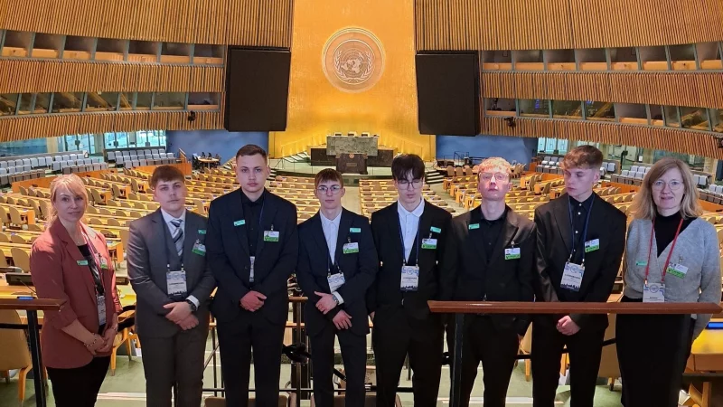 Bei den Vereinten Nationen in New York: (von links) Lehrerin Saskia Noack, Oscar Friedrich, Collin Pawlicki, Luis Barber, Max Schlörke, Henri Petereit, Neil Schwaß und Lehrerin Lieselotte Prünte. - © DBB