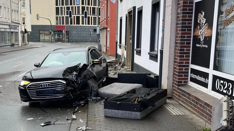 Auf der Behringstraße in Detmold ein A6 gegen eine Hauswand gekracht. - © Polizei LIppe