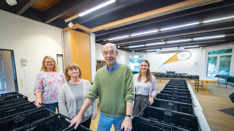 Der Lebensmittelpunkt ist von Senne nach Brackwede umgezogen. Klaus Milsmann erkl&auml;rt Cornelia Winter (v.l.), Angelika Ammann und Nora Manzke die Logistik der Lebensmittelvergabe. - &copy; Sarah Jonek