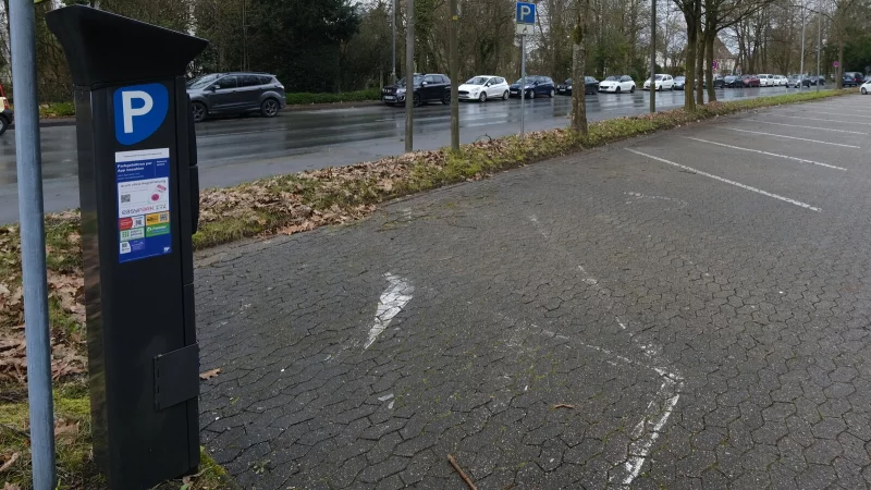 Der Parkplatz zwischen Sommertheater und Konzerthaus soll zum Parkdeck aufgepumpt werden und somit wegfallende Stellflächen kompensieren. - © Sven Koch