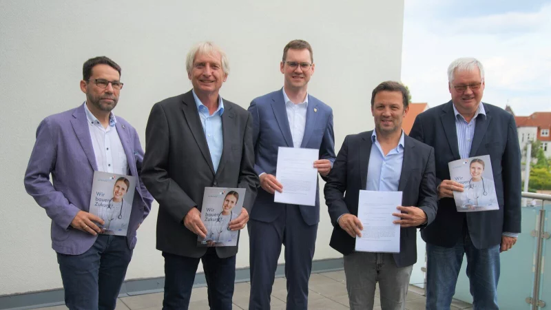 K&auml;mmerer Uwe Aust, Hans Hofste (Vorsitzender des Ausschusses f&uuml;r Wirtschaft und Stadtentwicklung, von links), B&uuml;rgermeister Matthias Kalkreuter, Yildiray Eyidogan (Gesch&auml;ftsf&uuml;hrung MIBO 1 Projektgesellschaft mbH, Bielefeld) und Gerd L&uuml;tge (stellvertretender Vorsitzender des Ausschusses f&uuml;r Wirtschaft und Stadtentwicklung) bei der Vertragsunterzeichnung. - &copy; Stadt Lage