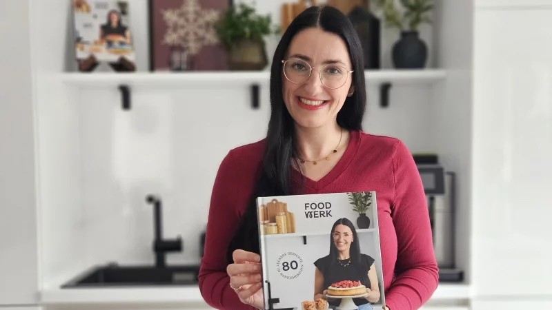 Food-Fluencerin Nadine Moll (35) präsentiert ihr erstes eigenes Kochbuch in der heimischen Küche. - © Janet König
