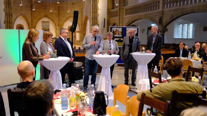 Das Podium - (von links) Gabriele Zumbrink, LWL-Inklusionsamt, Heike Moerland, Geschäftsfeldleitung Diakonisches Werk, Dr. Axel Lehmann, Landrat, Moderator und LZ-Redakteur Martin Hostert, Matthias Neuper, Pädagogischer Vorstand der Herberge zur Heimat, Stefan Susat, Vorstand Jobcenter Lippe, sowie von der Stadt Detmold Stefan Fenneker, Fachbereichsleiter Soziales und Integration. - © Sven Koch