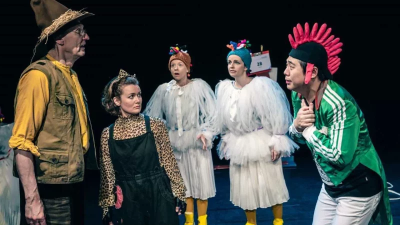 Szene aus der Aufführung "Pettersson und Findus und der Hahn im Korb". - © Bildrechte: Junges Theater Detmold