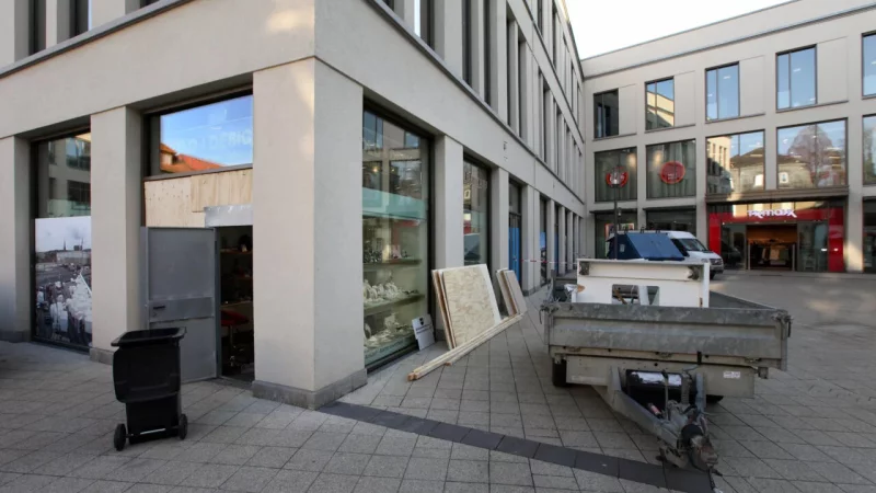 Schon 2017 wurde an derselben Stelle das Juweliergesch&auml;ft bei einem Einbruch mit einem Fahrzeug gerammt. - &copy; Archivbild: Bernhard Preuss