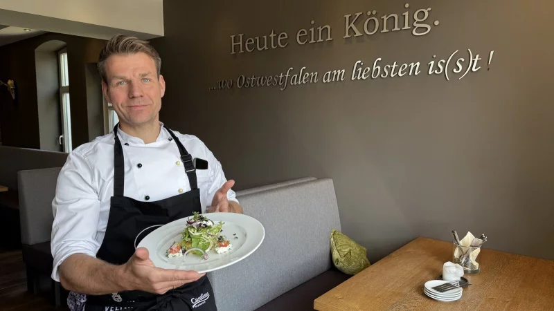 Jörg Haskenhoff führt mit seiner Frau Diana den Landgasthof Pappelkrug in Halle. - © Carolin Nieder-Entgelmeier