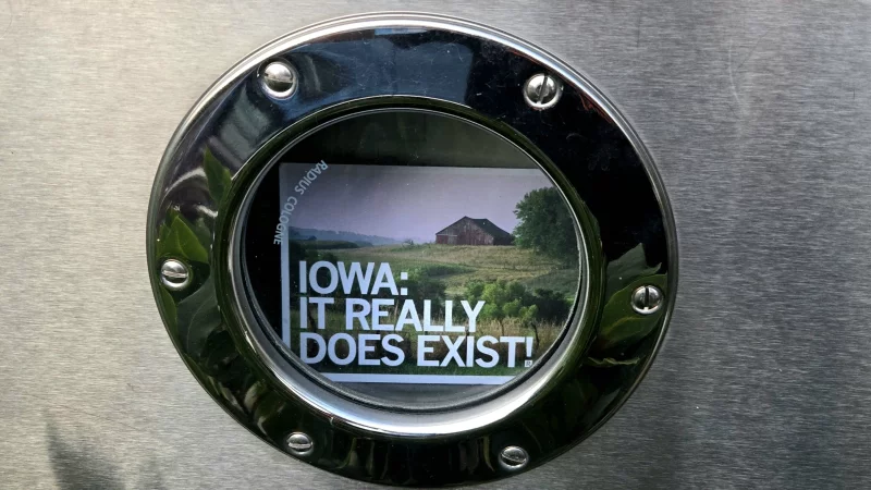 Postkarte im Bielefelder Briefkasten: Iowa existiert - entgegen anderslautenden Verschw&ouml;rungstheorien. Theorien, die auch Bielefeld kennt. Und Finnland. - &copy; Kurt Ehmke