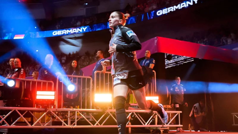 Die gro&szlig;e B&uuml;hne WM: Auch Blombergs Alexia Hauf, hier vor dem Spiel gegen die F&auml;r&ouml;er, war am Silbermedaillengewinn beteiligt. - &copy; Marco Wolf