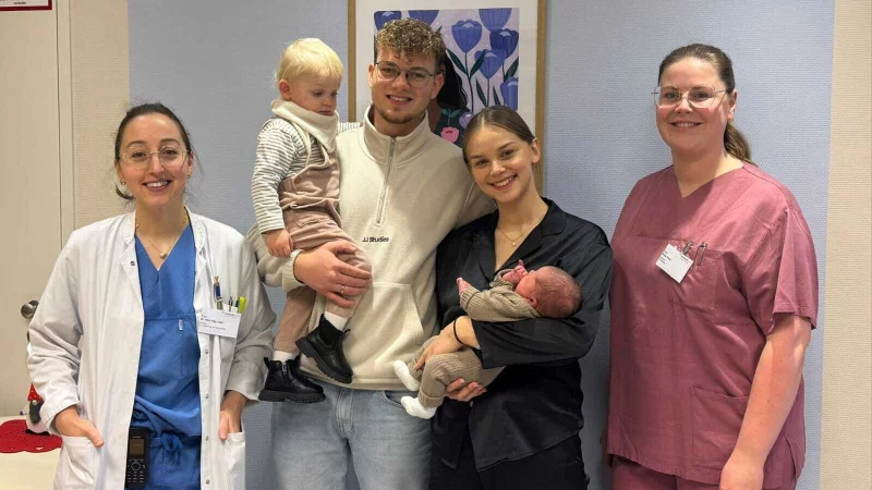 Doppelter Zufall: Die kleine Viola, auf dem Arm ihres Vaters James-Henry Enns, kam 2024 als 500. Baby im Klinikum Lippe Detmold zur Welt. Nun zog Schwesterchen Elisa, auf dem Arm ihrer Mutter Tabea, als Neujahrsbaby 2026 nach. Assistenz&auml;rztin Ingy Jabri (links) und Hebamme Alina Thiele (rechts) freuten sich mit dem Blomberger Elternpaar. - &copy; Klinikum Lippe Detmold