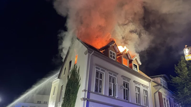 In der Gerichtsstraße stand ein Dachstuhl in Flammen. - © Die Blaulichtfotografen
