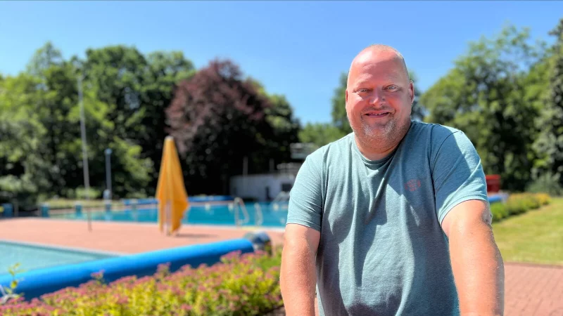 Dennis Kr&uuml;ger ist seit mehr als 25 Jahren Bademeister in Blomberg. Die Sicherheit der Freibad-Besucher ist seine oberste Priorit&auml;t. Warum der Job als Bademeister ein Knochenjob ist, erz&auml;hlt er im Interview. - &copy; Seda Hagemann