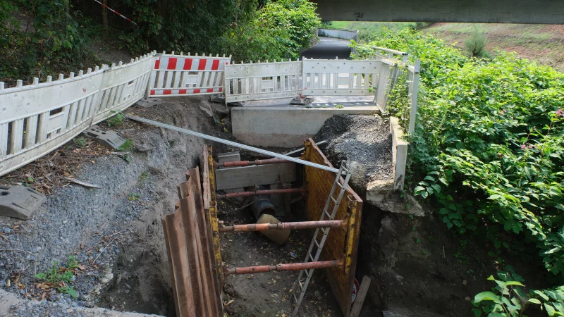 Eine Augenzeugin beobachtet, dass immer wieder Passanten die Absperrungen am D&uuml;ker-Loch an der Eidinghausener Stra&szlig;e &uuml;berwinden. Vor ein paar Tagen rutschte en &auml;lterer Mann offenbar hinein. - &copy; Ulf Hanke