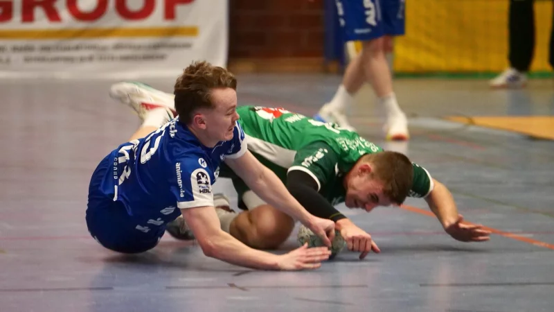 Jarnes Faust hechtet in Herford nach dem Ball. - &copy; J&ouml;rg Hagemann