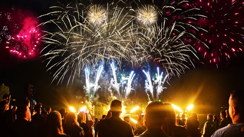Tausende haben das Höhenfeuerwerk am Schiedersee bestaunt. - © Nicole Ellerbrake