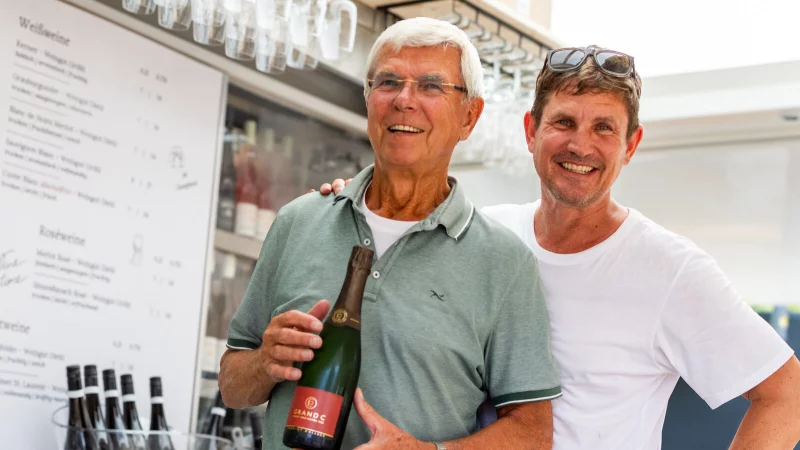 Alf (links) und Jens Eichberger haben zum Winzerfest in Detmold mit dem Cr&eacute;mant D'Alsace Pinot Gris einen ganz besonderen Tropfen im Sortiment. - &copy; Raphael Bartling
