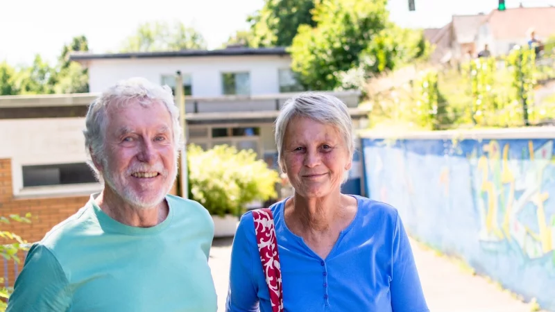 "Traurige Sache": Uwe und Lore Kliem bedauern, dass die Stadt Detmold nicht in der Lage ist, die Bäder mit mehr Personal auszustatten. - © Raphael Bartling