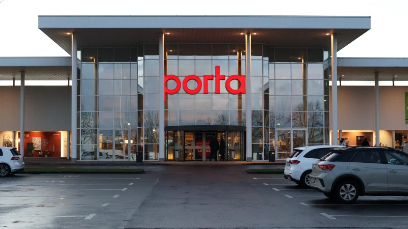 Die Einrichtungshäuser von Porta-Möbelsollen durch XXXLutz übernommen werden. Noch ist der Deal aber nicht abgesegnet. - © Alex Lehn