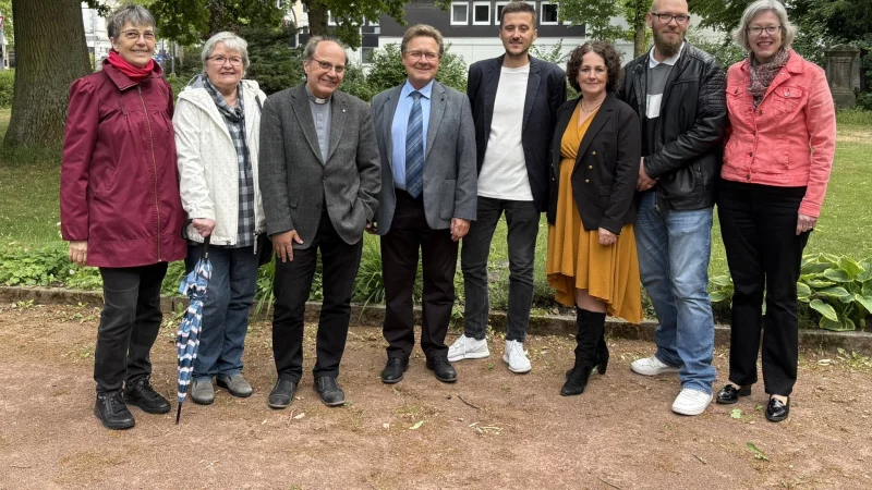 Renate Kersten, Angelika Neugebauer, Günter Laos, Stephan Falk, Matthias Eichelberg, Lena Weimann, Christian Fischer und Birgit Schneider (von links) nach der Besprechung des Zuammenschlusses der Arbeitsgemeinschaft Christlicher Kirchen (ACK) Lage. - © Jan Schillmann