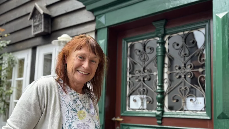 Margarete Wi&szlig;mann trifft man h&auml;ufig am H&auml;uschen am Pla&szlig;, dem Sitz des Lagenser Ortsvereins im Lippischen Heimatbund, in dem sie sich als Vorsitzende engagiert. - &copy; Sandra Castrup