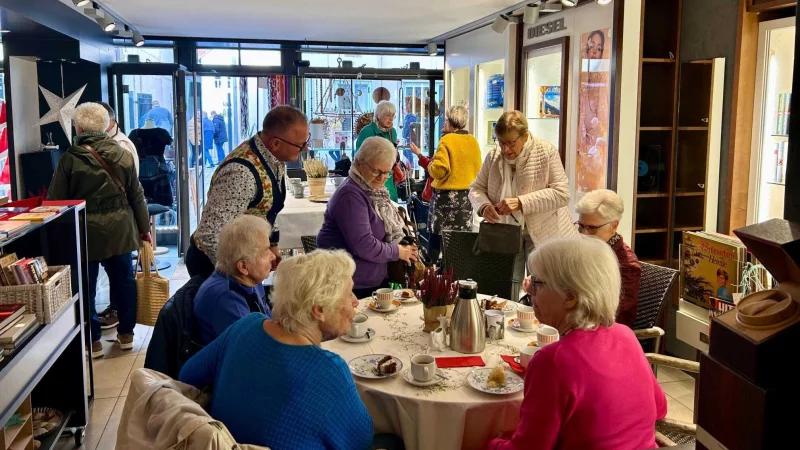 Viel los: Antonio Ugia hat die Gäste des Nachbarschaftscafés auch schon in einem leer stehenden Ladenlokal begrüßt. - © Jan-Timo Jost