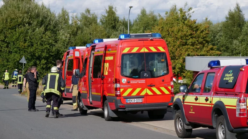 Rund 60 Kr&auml;fte der Feuerwehr sind bei dem ABC-Einsatz vor Ort. - &copy; Blaulichtfotografen
