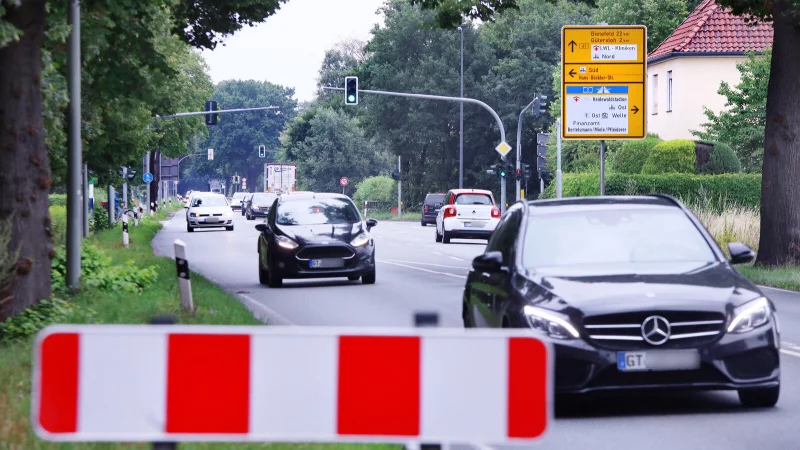 Die B 61 ist die wichtigste Verkehrsader zwischen den Städten Gütersloh und Rheda-Wiedenbrück. Ab August rollt zwischen den Einmündungen zur Hans-Böckler-Straße und Gütersloher Straße kein Fahrzeug mehr. - © Patrick Menzel
