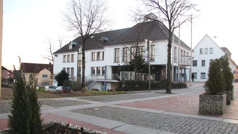 Das Augustdorfer Rathaus mit B&uuml;rgerzentrum - &copy; Cordula Gr&ouml;ne