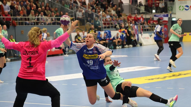 So ist es in der vergangenen Saiison im Spiel zwischen Blomberg und Th&uuml;ringen gewesen: HSG-Kreisl&auml;uferin Maxi M&uuml;hlner versucht, die THC-Torh&uuml;terin zu &uuml;berwinden. - &copy; Paul Cohen