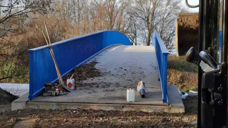 Die "Schnapsbrücke" befindet sich seit mehr als einem halben Jahr wieder an ihrem angestammten Standort. Doch nach wie vor ist sie nicht freigegeben. So fehlt unter anderem noch die Anbindung zum Weg davor. - © Katrin Klei