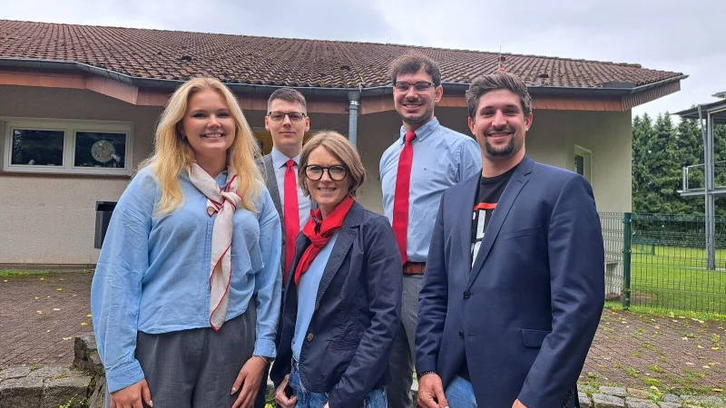 Treten bei der Kommunalwahl f&uuml;r Die Partei Schlangen an: Annalena Thiel, Christopher Hesse, Bianka Vollmer, Maximilian Scholz und Johannes Kuhlmeier (von links). - &copy; Die Partei Schlangen