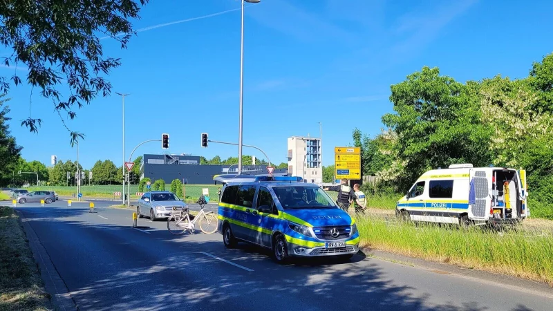Nach dem schweren Verkehrsunfall ermittelt die Polizei an der Lockhauser Straße, wie es zu dem Zusammenstoß Pkw-Fahrrad kommen konnte. - © Katrin Kantelberg