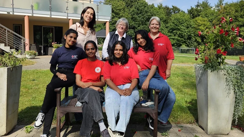 Karthika Lal (vorne von links), Cindrella George, Dona Devassy und Milna Saji haben im Juni beim DRK in Blomberg ihre einj&auml;hrige Berufsausbildung zur Pflegefachassistenz begonnen. Eng begleitet werden sie von Iryna Moskalenko (hinten von links, DRK), Beate Fasse (kath. Kirchengemeinde Lemgo) und Petra Bormann (DRK). - &copy; DRK Lippe/ Riemann