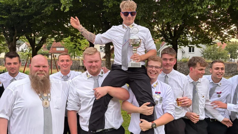 Die Lügder Schützen lassen ihren neuen Prinzn Maurice Köchling hochleben. - © Schützenbruderschaft Lügde