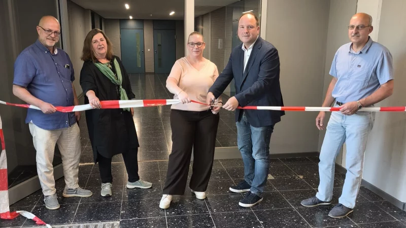 Geben das grundrenovierte Schulgebäude frei: Stellvertretender Schulleiter André Heinze, die technische Betriebsleiterin der BIG, Juliane Mauermann, Schulleiterin Monika Precker, Bürgermeister Christoph Dolle und Stadtkämmerer Winfried Kipke (von links). - © Stadt Blomberg